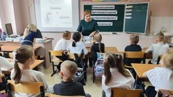 Школьники учатся сортировать мусор
