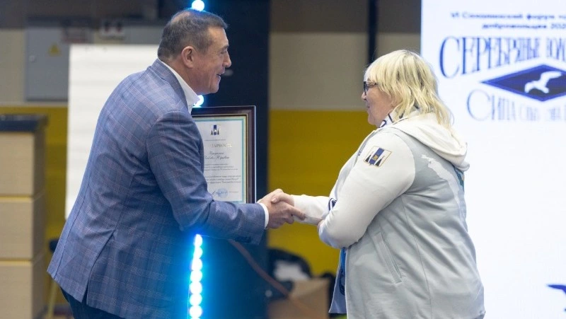 Валерий Лимаренко вручил награды лучшим серебряным добровольцам Сахалина и Курил