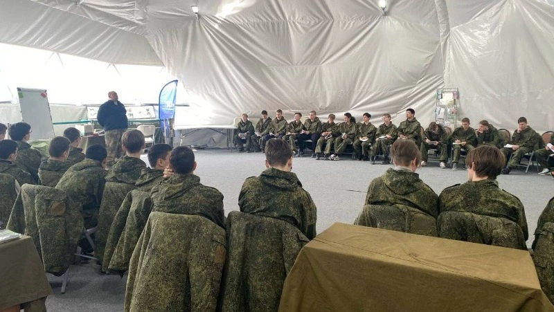 Курильские школьники отправились на военно-патриотические сборы