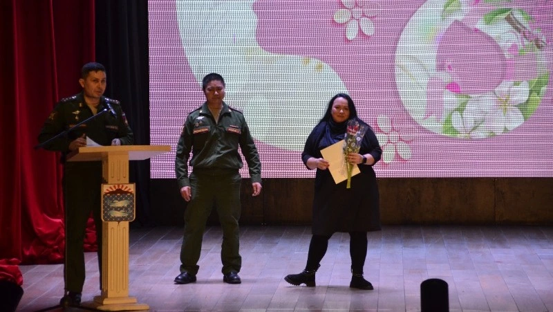 На Кунашире поздравили прекрасную половину Вооруженных сил России