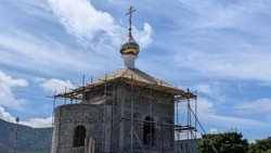 На строящейся часовне в Лагунном установили купол с крестом