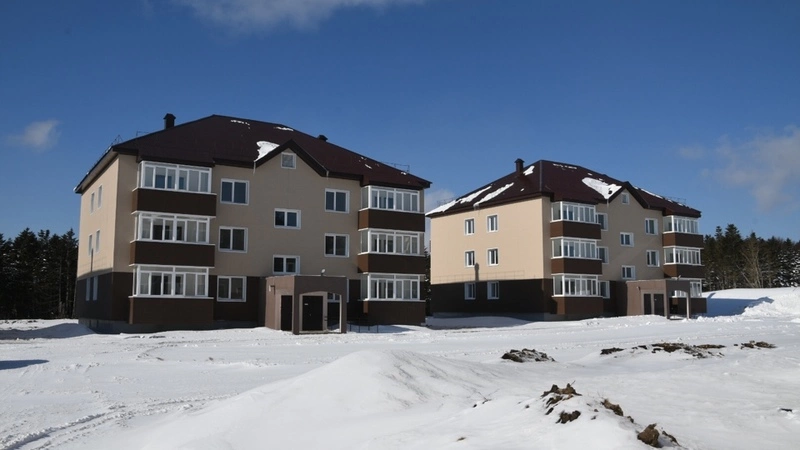 47 новоселам Шикотана губернатор Валерий Лимаренко вручил кючи от новых квартир