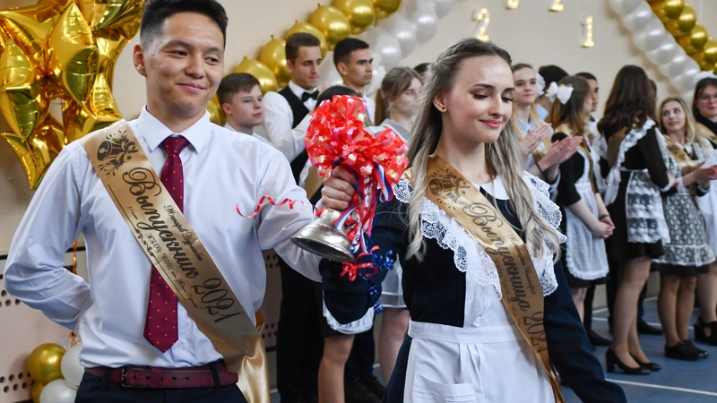 На Кунашире и Шикотане прозвенели последние звонки для 73 одиннадцатиклассников