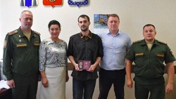 В Южно-Курильске участнику СВО вручили медаль «За храбрость» II степени»