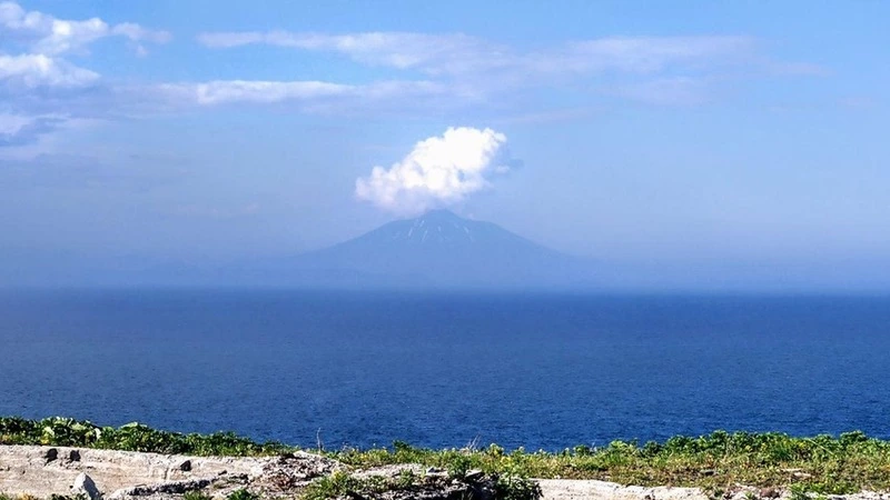 Облако над вулканом Тятя заставило напрячься жителей Кунашира