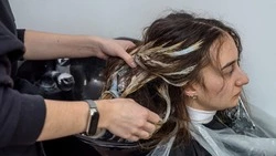 Лунный календарь окрашивания волос на март 2025 года: лучшие даты и тренды