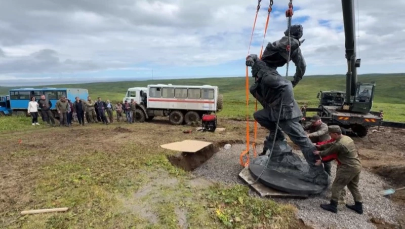 На Шумшу приступили к установке 4-метрового монумента к 80-летию Курильской десантной операции