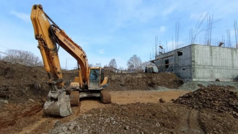 Ребенок в Южно-Курильске упал в котлован, вырытый коммунальщиками
