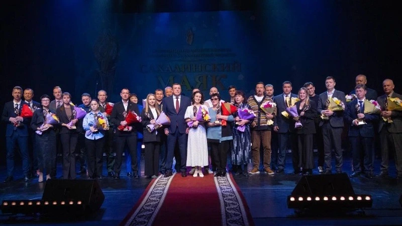 Валерий Лимаренко вручил награды победителям конкурса «Сахалинский маяк»
