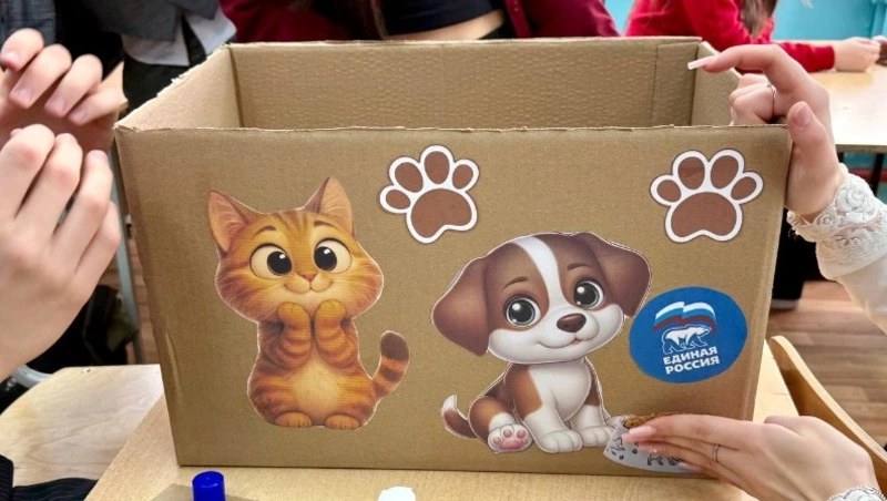 Школьники и «Единая Россия» установили в Южно-Курильске «Коробку добра»