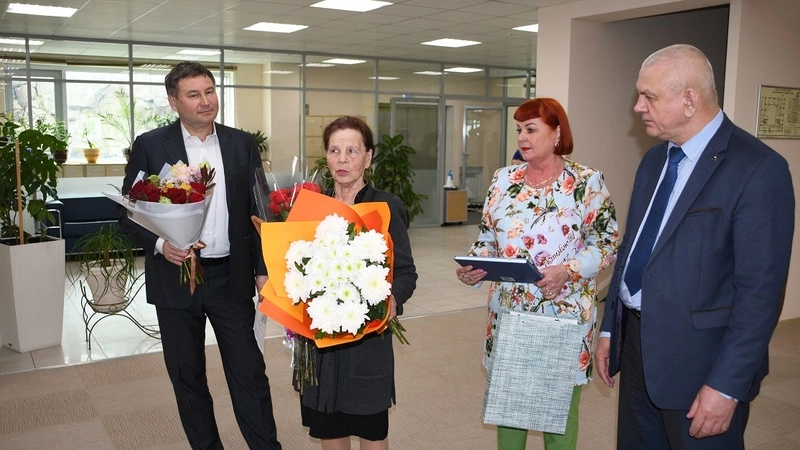 В Южно-Курильске поздравили заслуженную работницу рыбокомбината с 80-летием